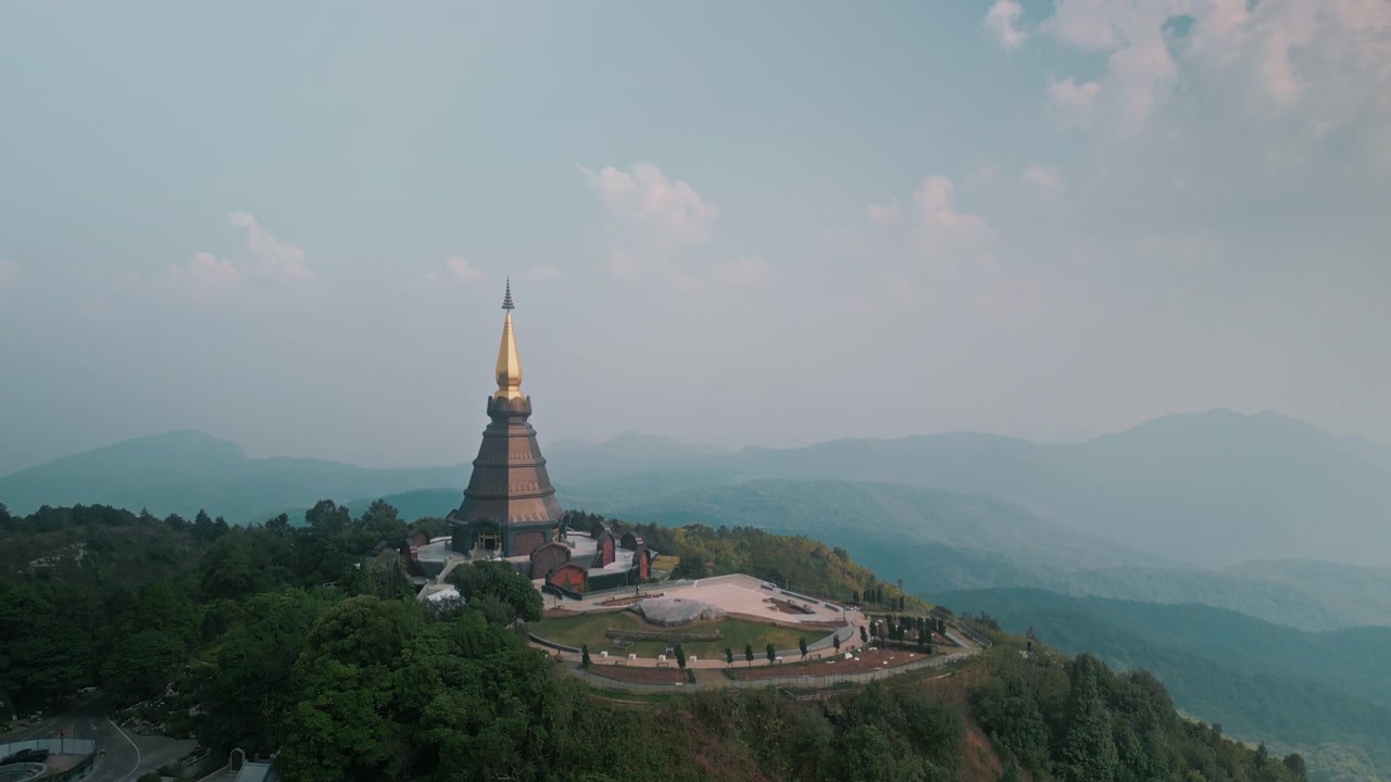 Luftfoto af en gylden buddhistisk pagode på en bjergtop