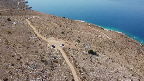 Luftaufnahme-Des-Unbefestigten-Zugangs-Zum-Schönen-Strand-In-Albanien