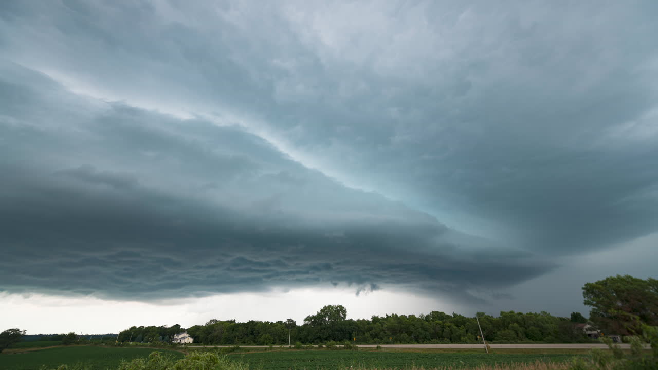 대규모 슈퍼셀은 아이오와 주 데스 모인스에서 우박을 떨어뜨립니다.