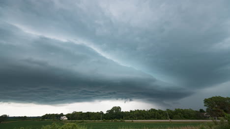 Massive-supercell-drops-hail-in-Des-Moines,-Iowa