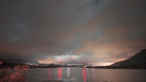 nubes tormentosas reflejadas en las aguas tranquilas del fiordo se mueven rápidamente llevadas por el fuerte viento