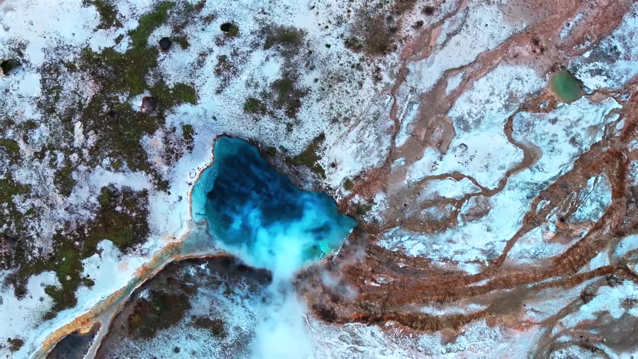 Turkoosi allas, Excelsior Geysirin kraatteri, Grand Prismatic -lähteet, Keskimmäinen geysirallas, Wyoming, Yellowstonen kansallispuisto, ilmakuva dronella, lintuperspektiivi, luonnon kuumat lähteet, maisema, aamu, ylöspäin suuntautuva liike.