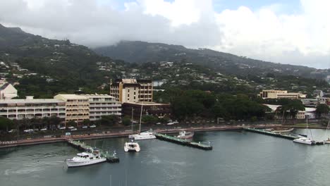 puerto deportivo de la ciudad de papeete, yates y veleros
