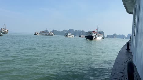 navegando hacia la bahía de halong entre los botes chatarra vietnamitas, vietnam
