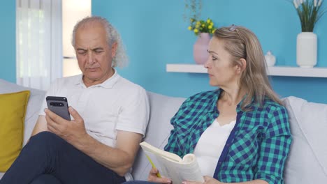 Pareja-Ahorrando-Energía-En-Casa.