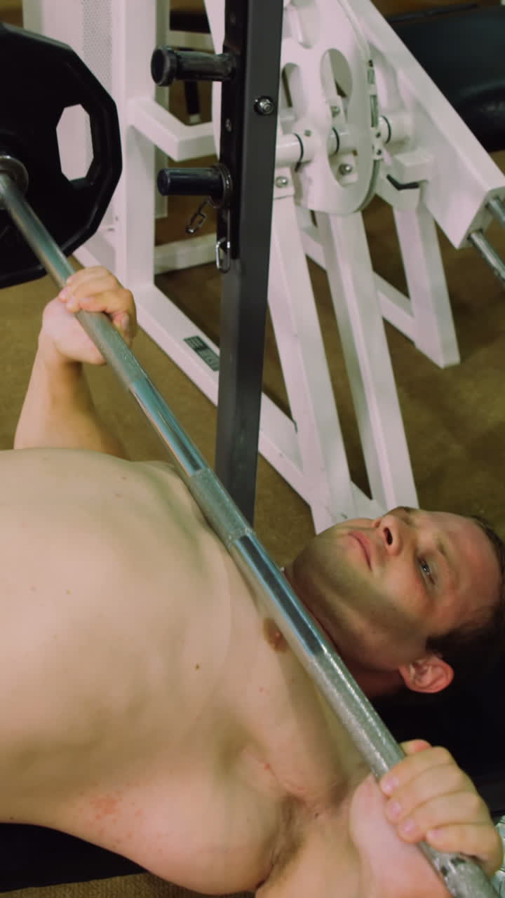Adam ağır bir halter kaldırıyor