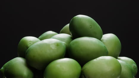 aceitunas verdes redondas en vinagre de grecia como fondo, vista de arriba. imágenes de alta calidad en 4k