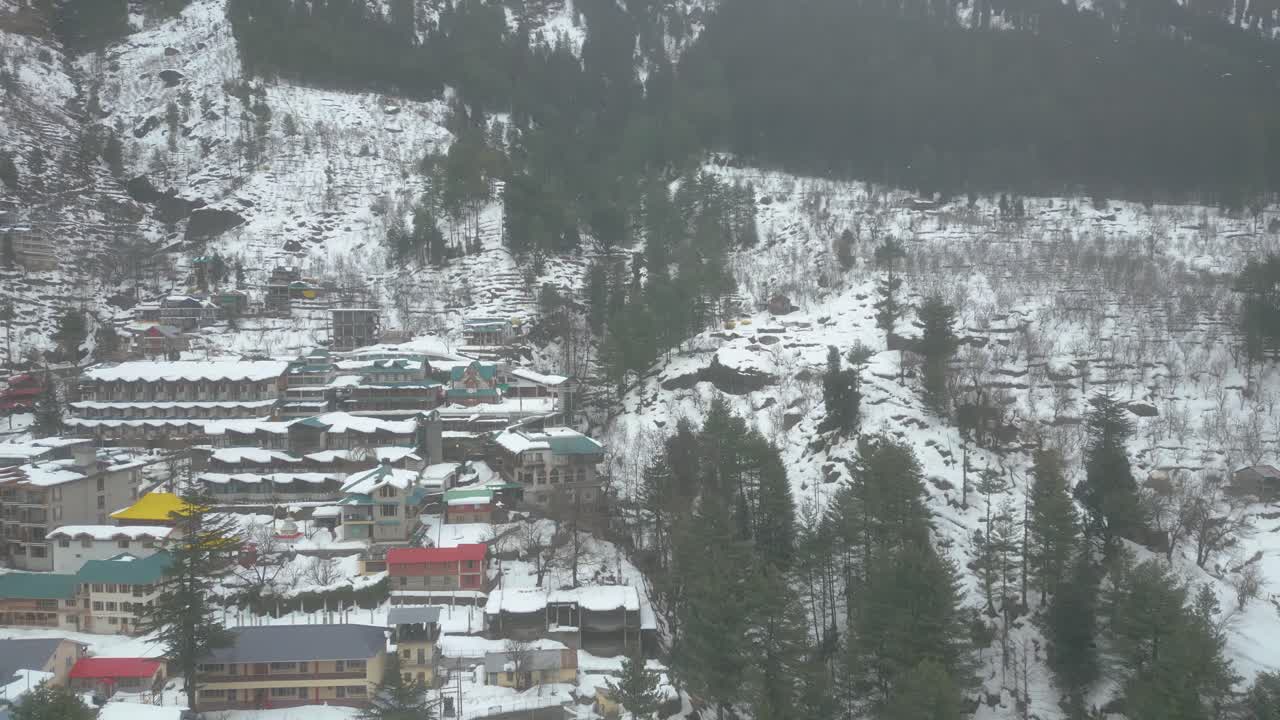 Widok z lotu ptaka na miasto Manali po opadach śniegu.