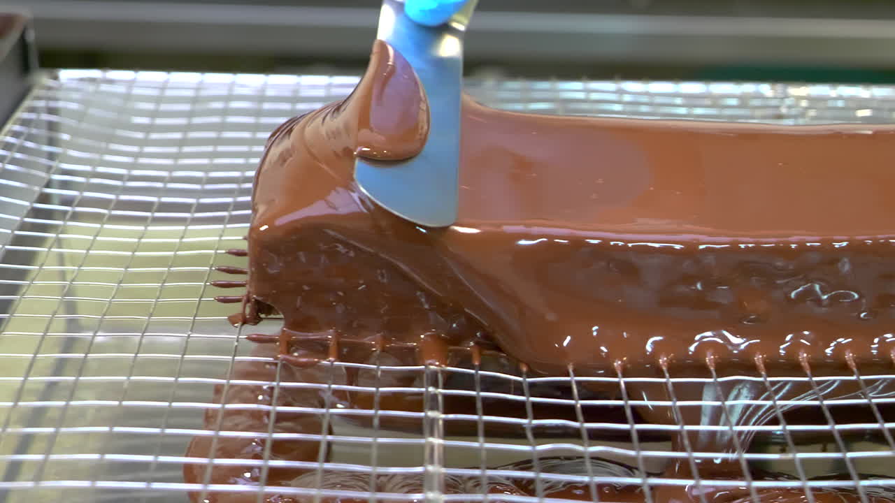 Cioccolato liquido che cola su un brownie