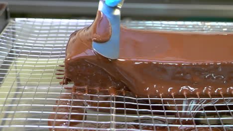 Flüssige-Schokolade,-Die-Auf-Einen-Brownie-Fällt