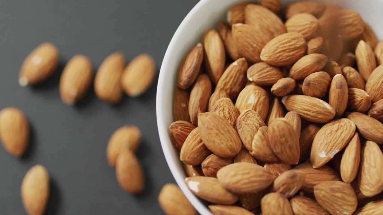 video de almendras de frutas frescas en un tazón con fondo gris