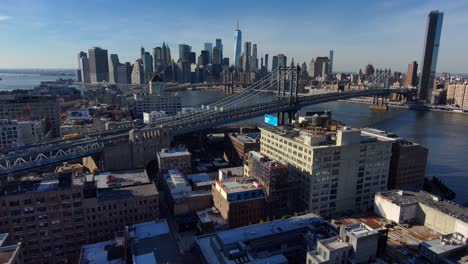 muy buena antena de dumbo brooklyn con manhattan y el puente de brooklyn y el horizonte de la ciudad de nueva york en la distancia