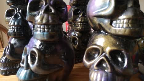 cerámica pintada multicolor espeluznante muerte cráneo tótem artesanía cerámica ornamento primer plano dolly izquierda