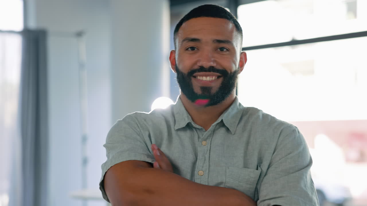 retrato, salud y brazos cruzados con un hombre