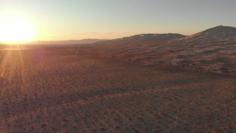 Vista-Aérea-De-Las-Dunas-De-Ok-Kelso-En-California-Durante-Un-Increíble-Amanecer