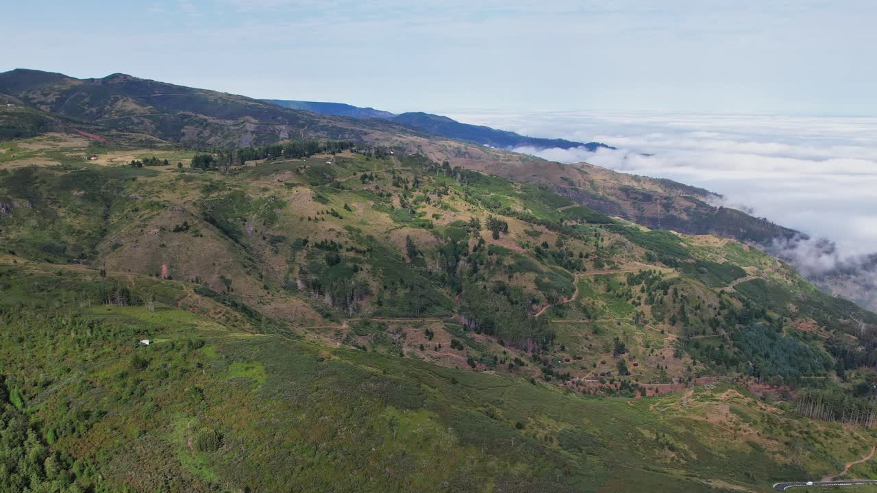 Vista aerea mozzafiato dei paesaggi lussureggianti e del territorio montuoso di Madeira