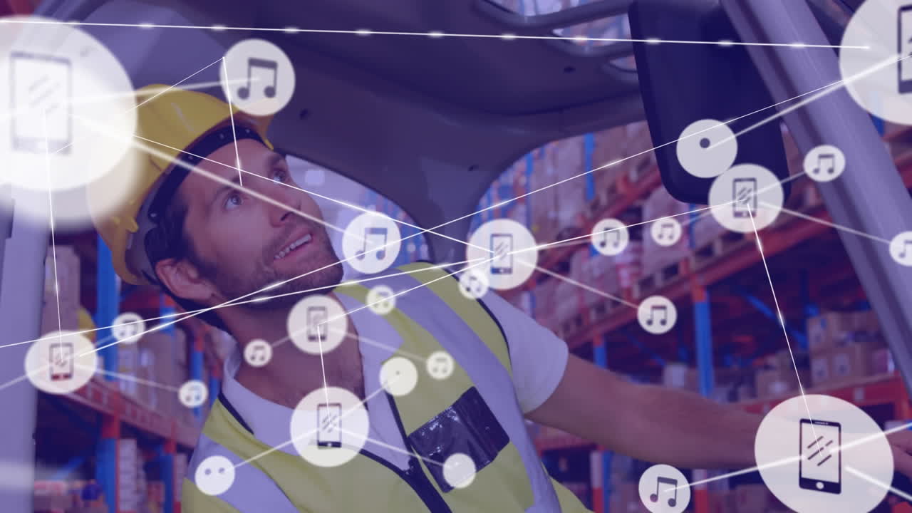 백인 남성 노동자가 창고에서 포크리프트 차량을 운전하는 것에 대한 디지털 아이콘 네트워크