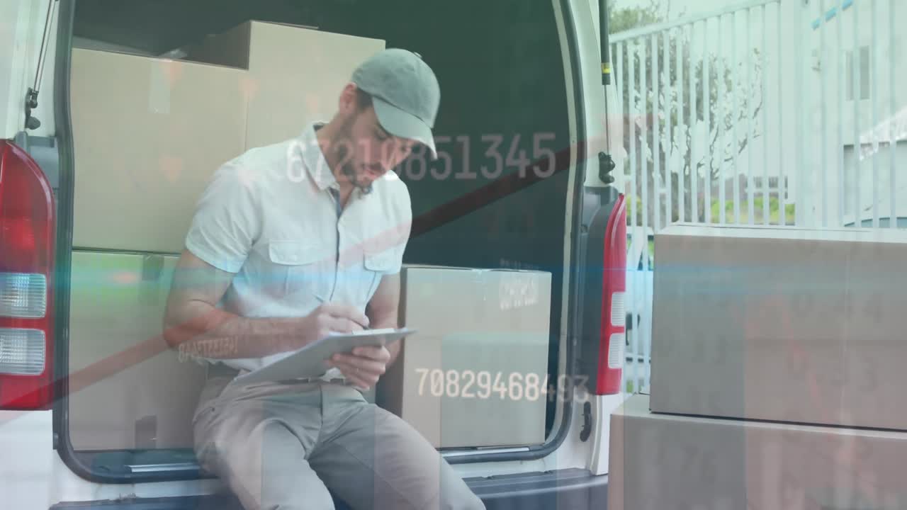 animación de datos financieros sobre felices mensajeros caucásicos masculinos contando paquetes