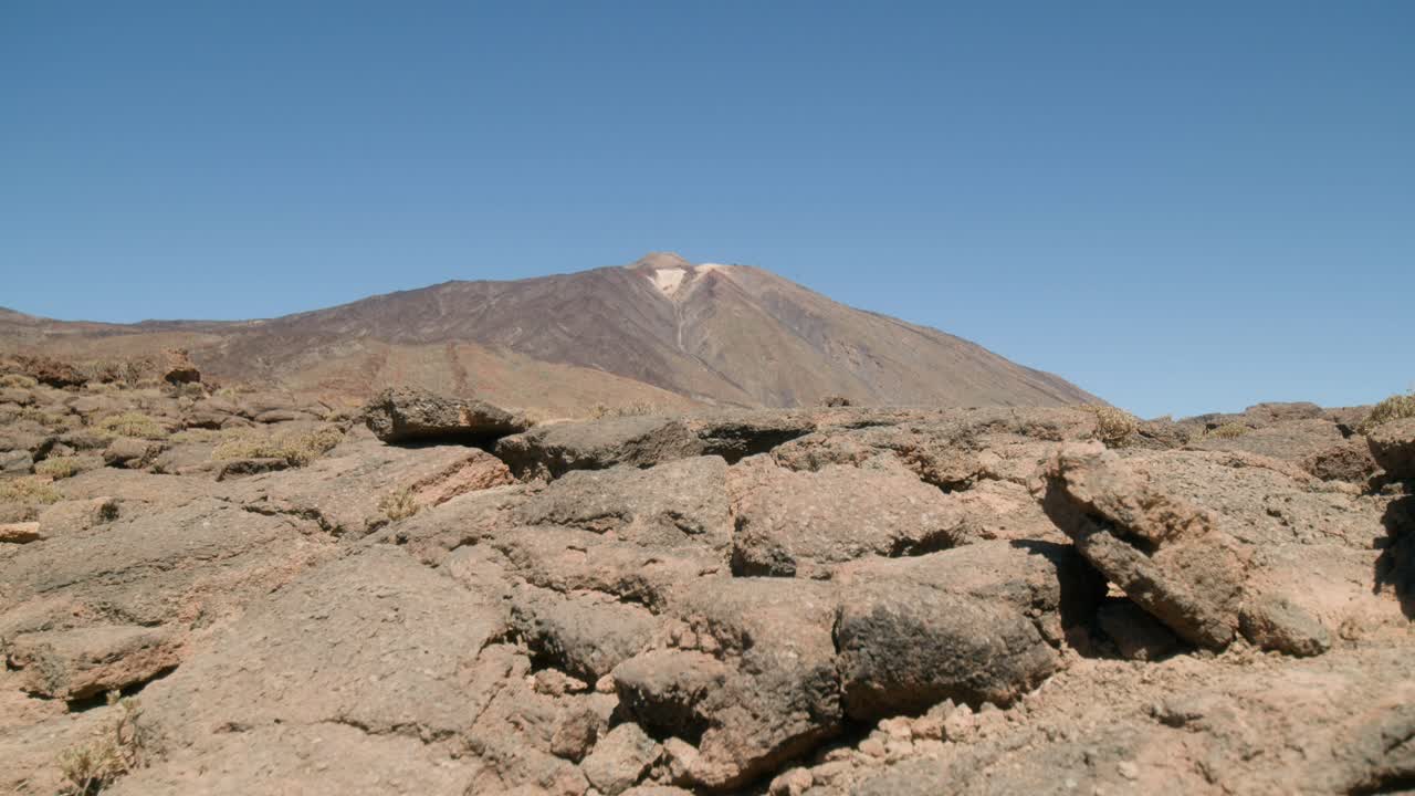 pico del teide revelado detrás de rocas volcánicas afiladas en los rocas de garcía, parque nacional del teide en tenerife, islas canarias en primavera