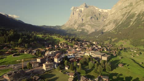 Erhebt-Sich-über-Dem-Dorfzentrum-Von-Grindelwald-Mit-Einzigartiger-Aussicht-Auf-Das-Wetterhorn-Im-Hintergrund