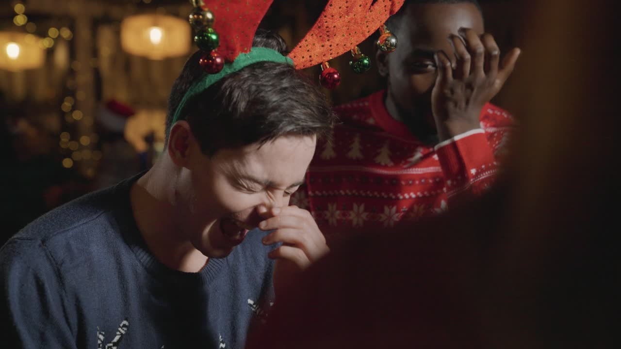 tiro de seguimiento alrededor de un pequeño grupo de amigos celebrando la navidad en un bar