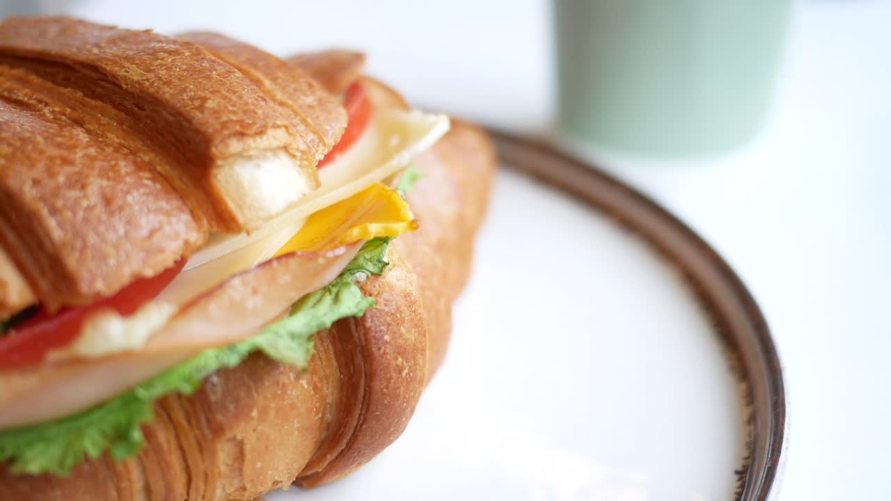 sándwich de croissant con jamón y queso