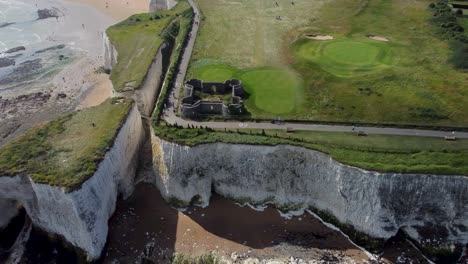 Antena-Sobre-Acantilados-De-Tiza-Blanca-Y-La-Torre-De-Neptuno-En-Kingsgate-Bay