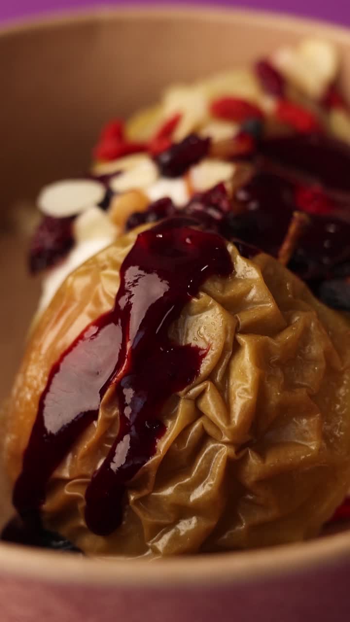 Mele al forno con yogurt e frutti di bosco