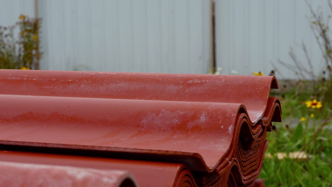 hojas de techo de metal ondulado rojo apiladas