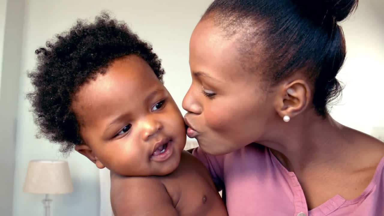 madre feliz besando a su bebé