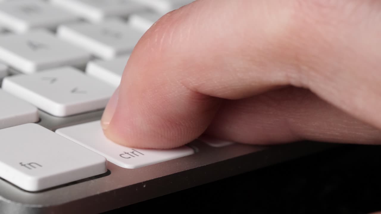 presionando el botón de control varias veces en el teclado