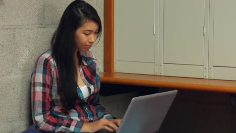estudiante estresada usando su computadora portátil