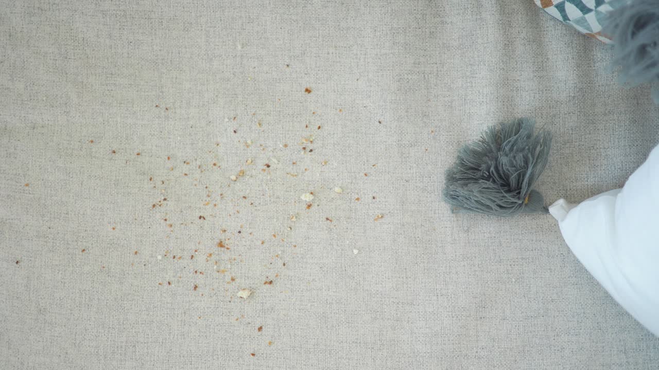 Briciole di cibo sparse su un divano di colore chiaro