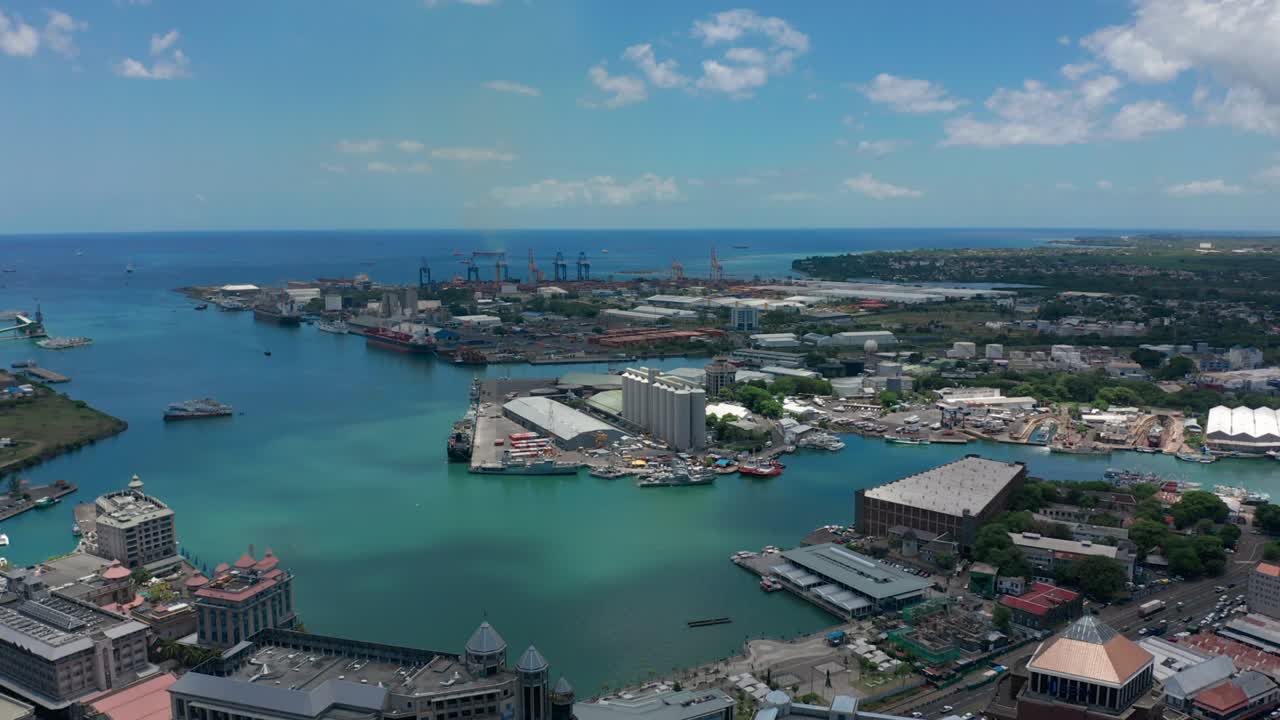 인도양에 있는 도시. 아름다운 이 나는 날에 포트루이스의 공중 풍경. 모리셔스 섬의 수도.