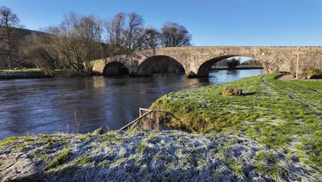 Histórico-Y-Antiguo-Puente-Sobre-El-Río-Suir-En-La-Aldea-De-Kilsheelan-Tipperary-En-Una-Brillante-Mañana-De-Invierno