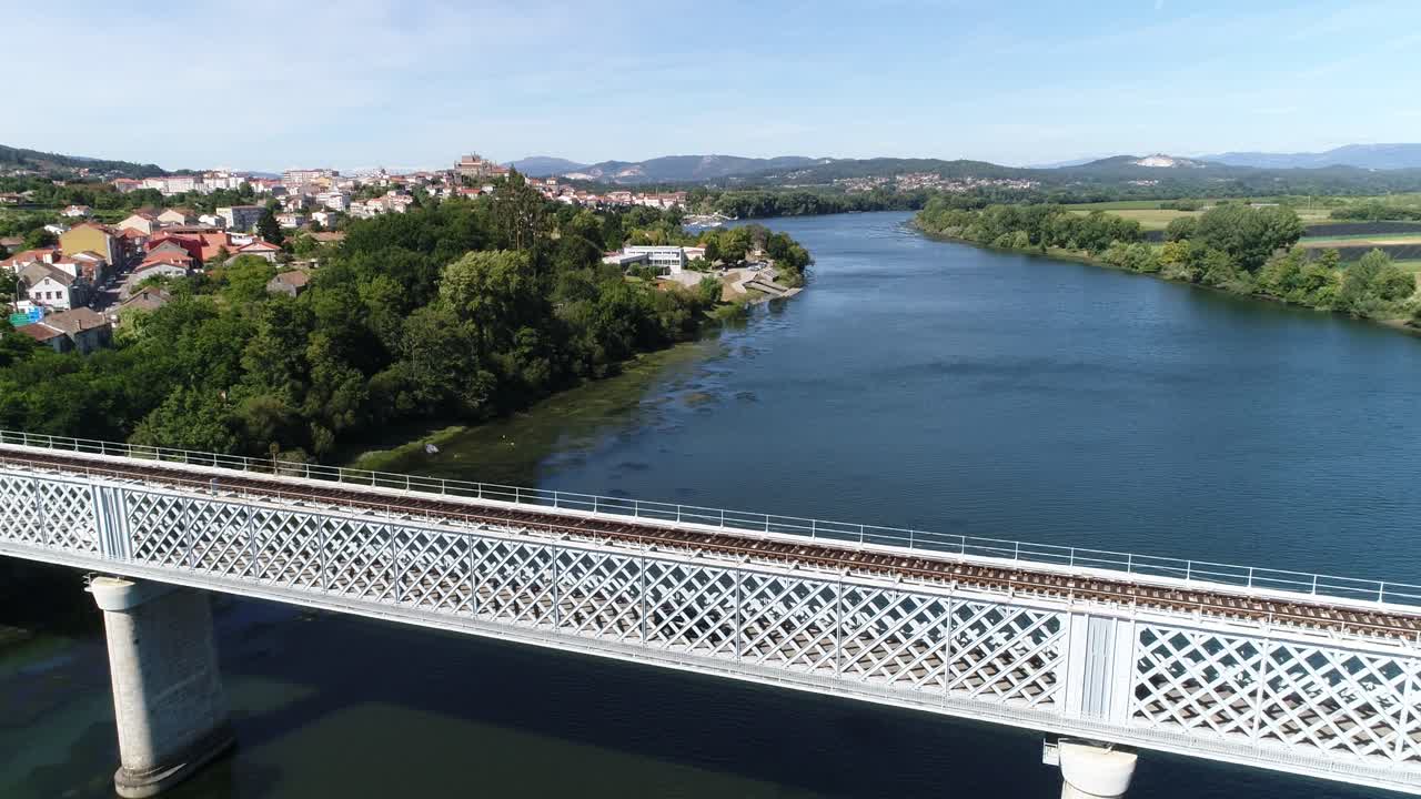 강 을 가로지르는 다리 에 대한 항공 사진