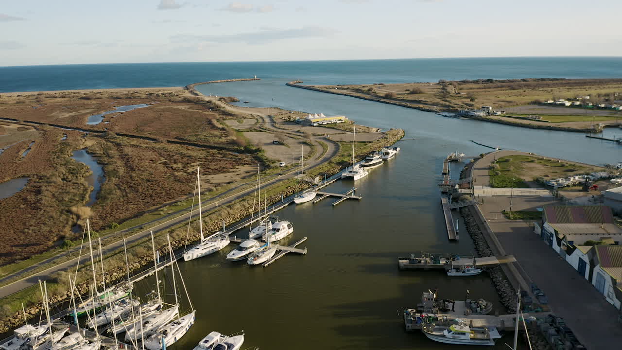벤드레스에 있는 치레 항구의 근접한 세계적 전망 - 지중해 (mediterranean sea)