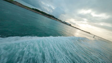 3-Boote-Segeln-In-Der-Bucht-Von-San-Juan-Puerto-Rico,-Bastion-Von-San-Agustín,-El-Morro,-Paseo-De-La-Princesa,-Fpv-drohne-4k-30-Fps-Boote-Segeln-In-Bahia-San-Juan-Puerto-Rico