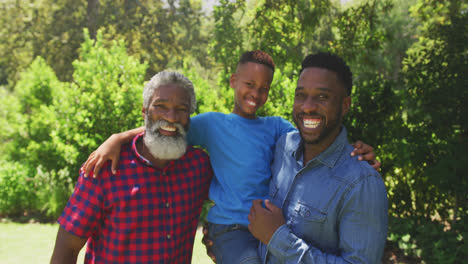 Hombre-Afroamericano-Pasando-Tiempo-Con-Su-Padre-Y-Su-Hijo