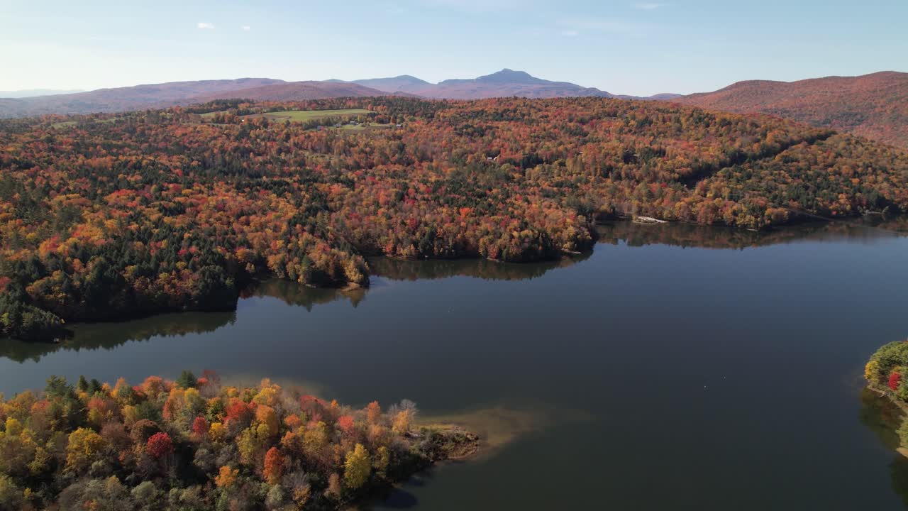 color de otoño de nueva inglaterra cerca de stowe y mount mansfield vermont