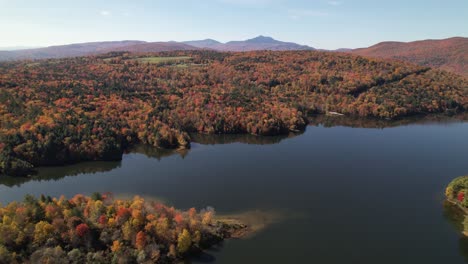 color de otoño de nueva inglaterra cerca de stowe y mount mansfield vermont