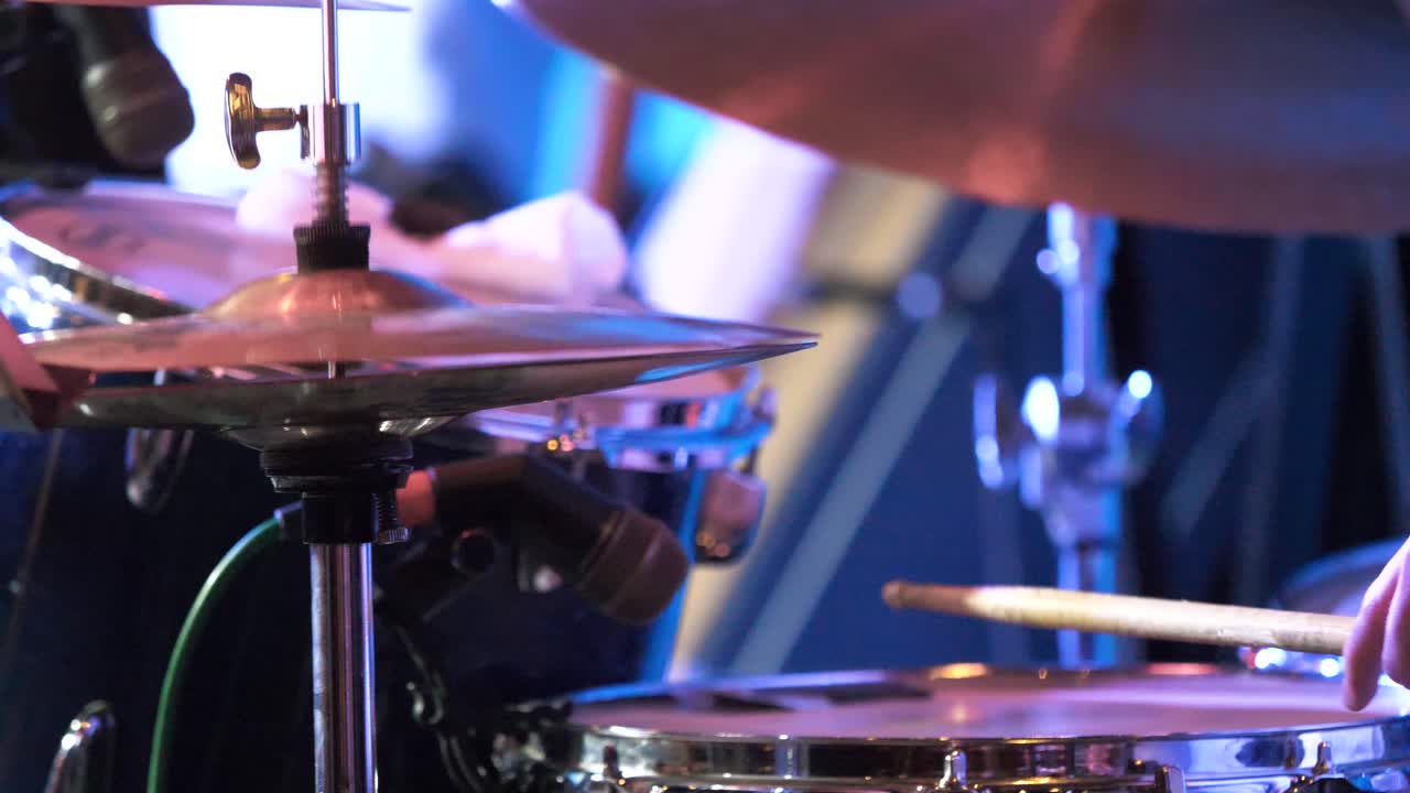 esibizione di batteria dal vivo