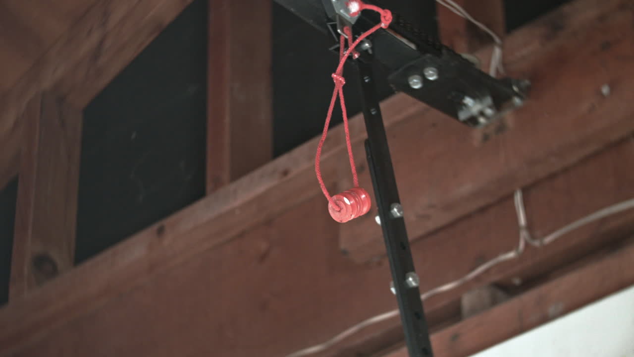 cierrapuertas de garaje moviéndose a lo largo de la bandeja de la vía a la derecha