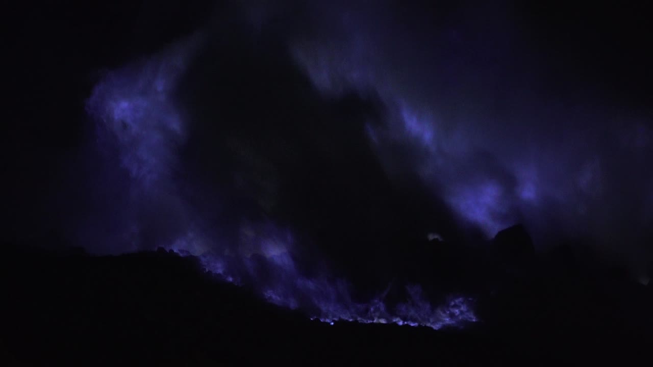 카와 이젠 화산의 파란 황불