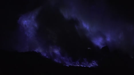fuego de azufre azul del volcán kawah ijen