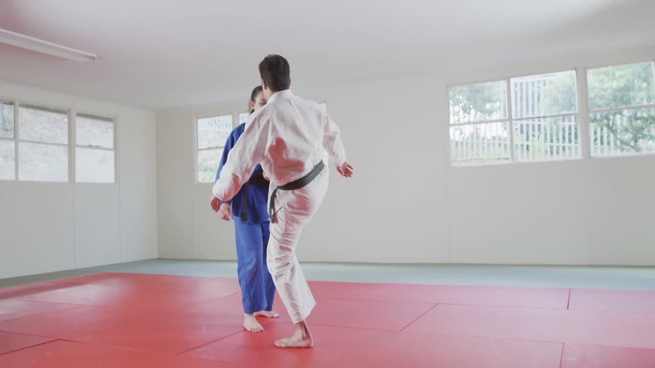 entrenamiento de judokas haciendo un randori en el tapete de judo