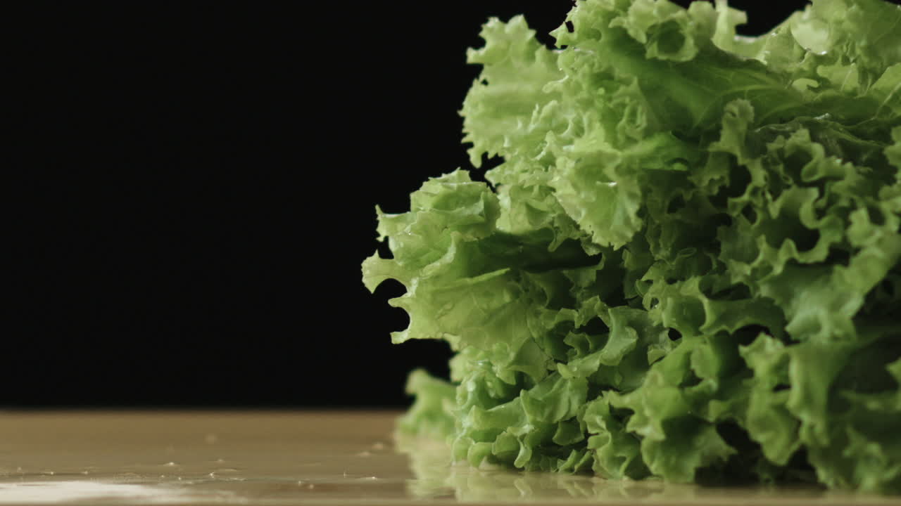 lechuga cayendo en una tabla de cortar