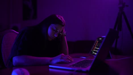 mujer trabajando tarde en la noche en la computadora