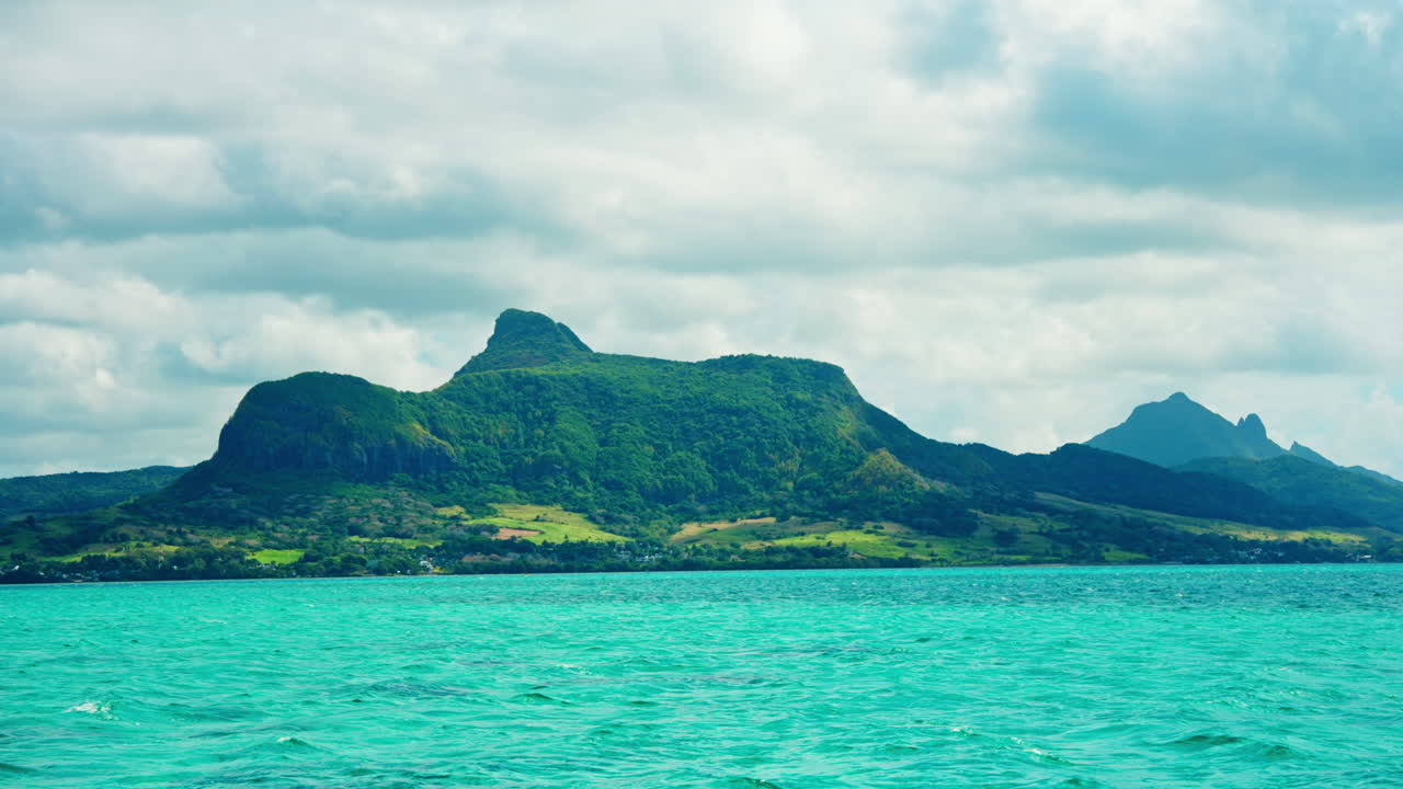 모리셔스 섬의 열대 녹색 풍경의 바다 풍경