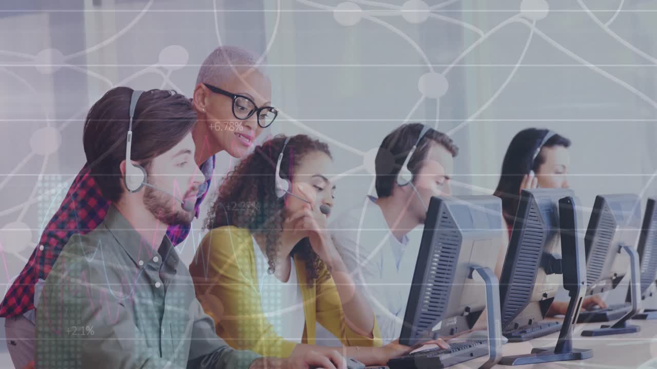 전화 헤드 ⁇ 을 사용하는 다양한 비즈니스 사람들에 대한 데이터 처리 애니메이션